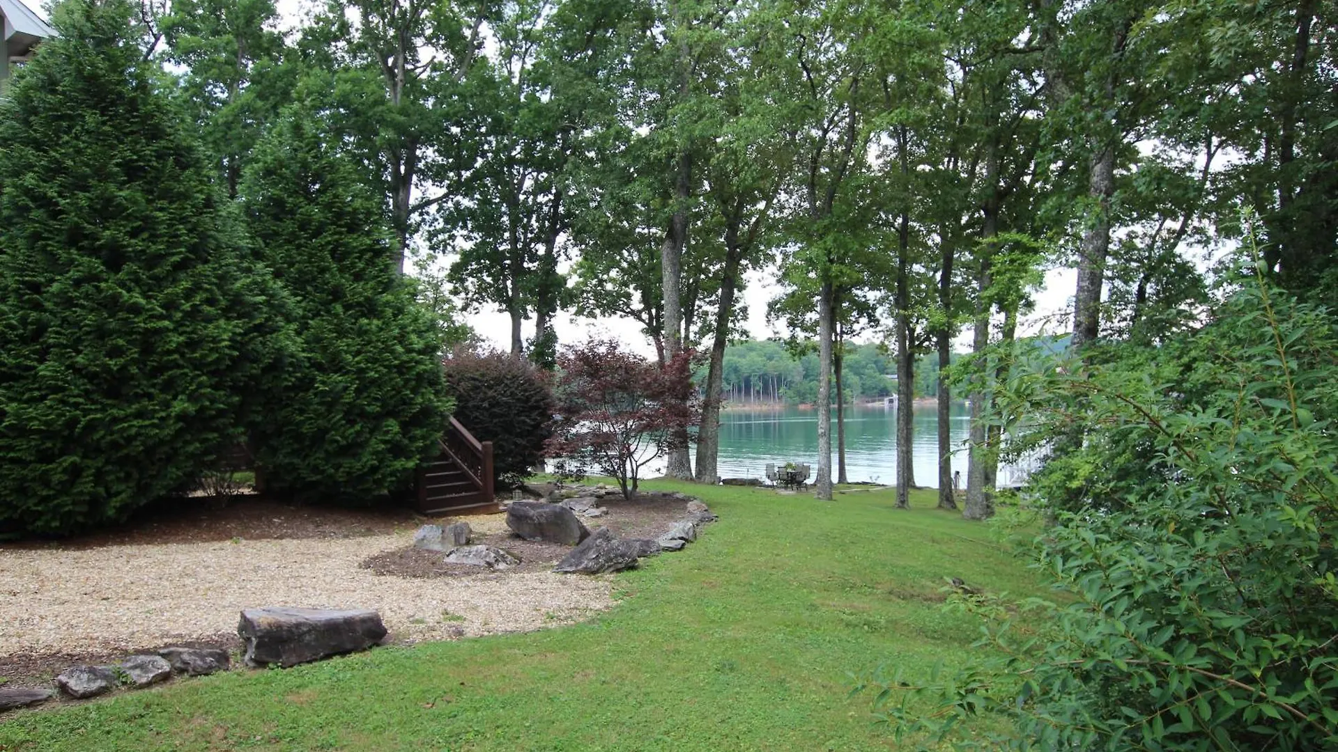 Retreat - Lakefront Luxury Holiday home *