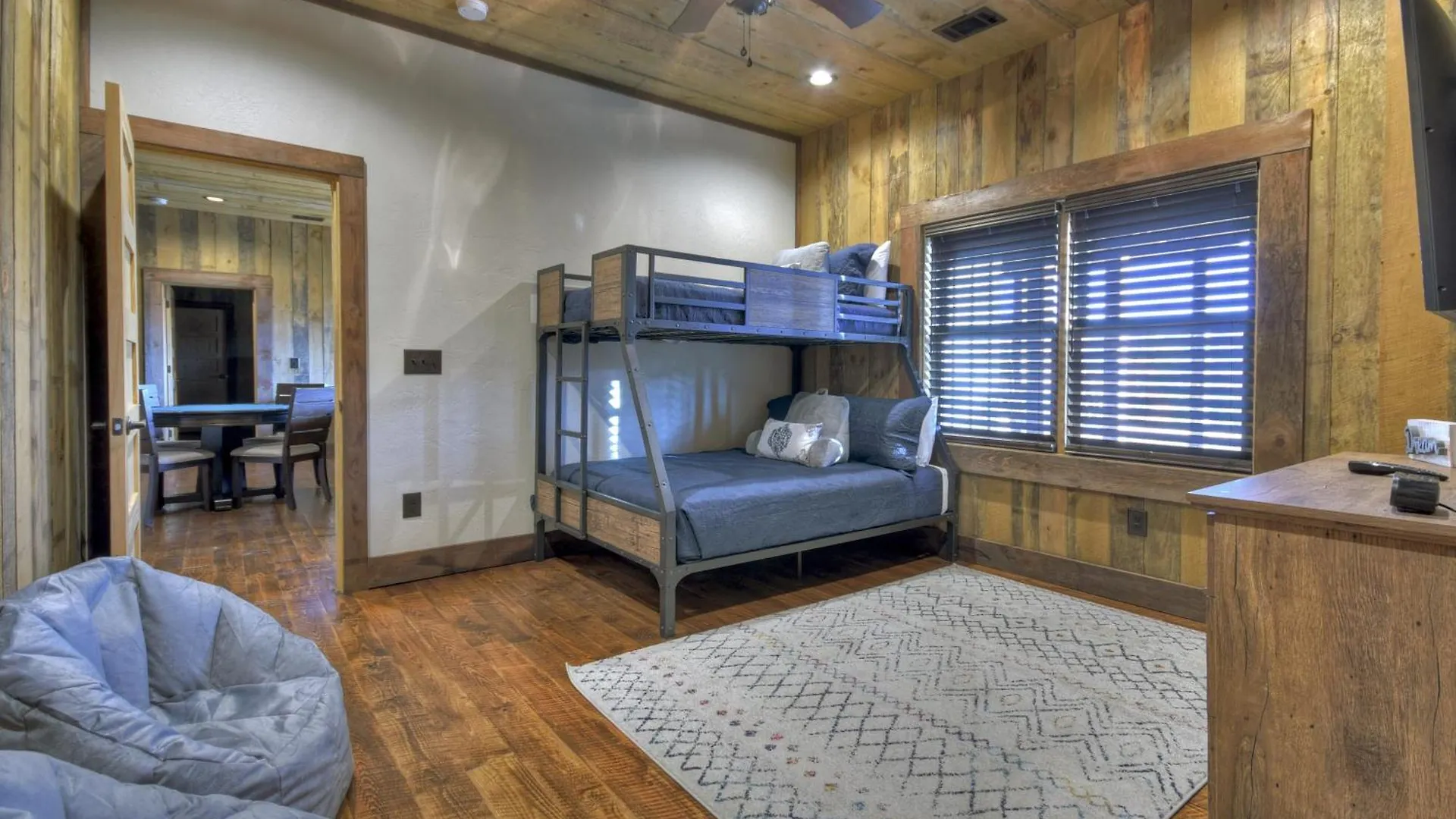Breakaway Ridge Luxury - 5 Minutes Downtown Holiday home *