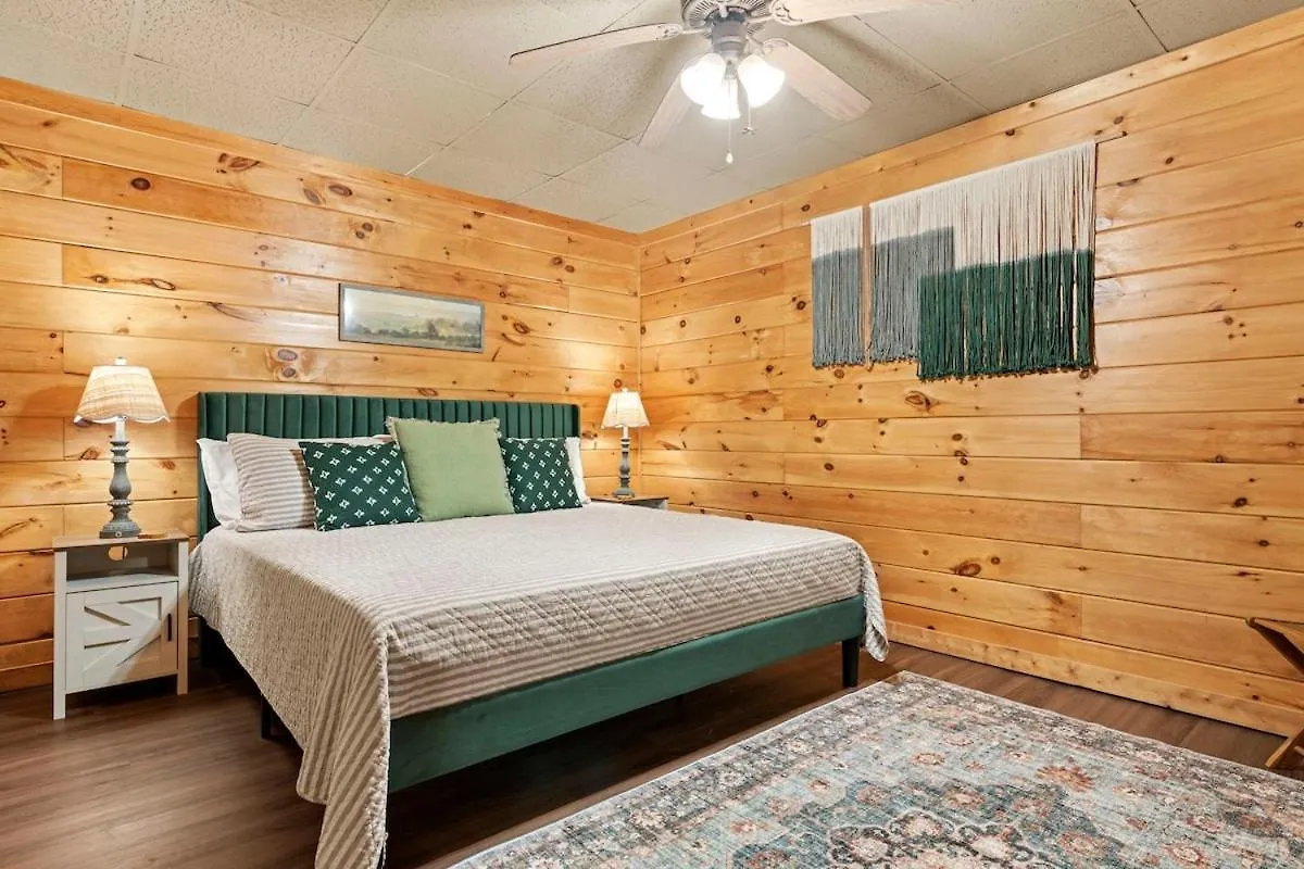 Lux 5br W Hot-tub Game & Mountain Views Holiday home