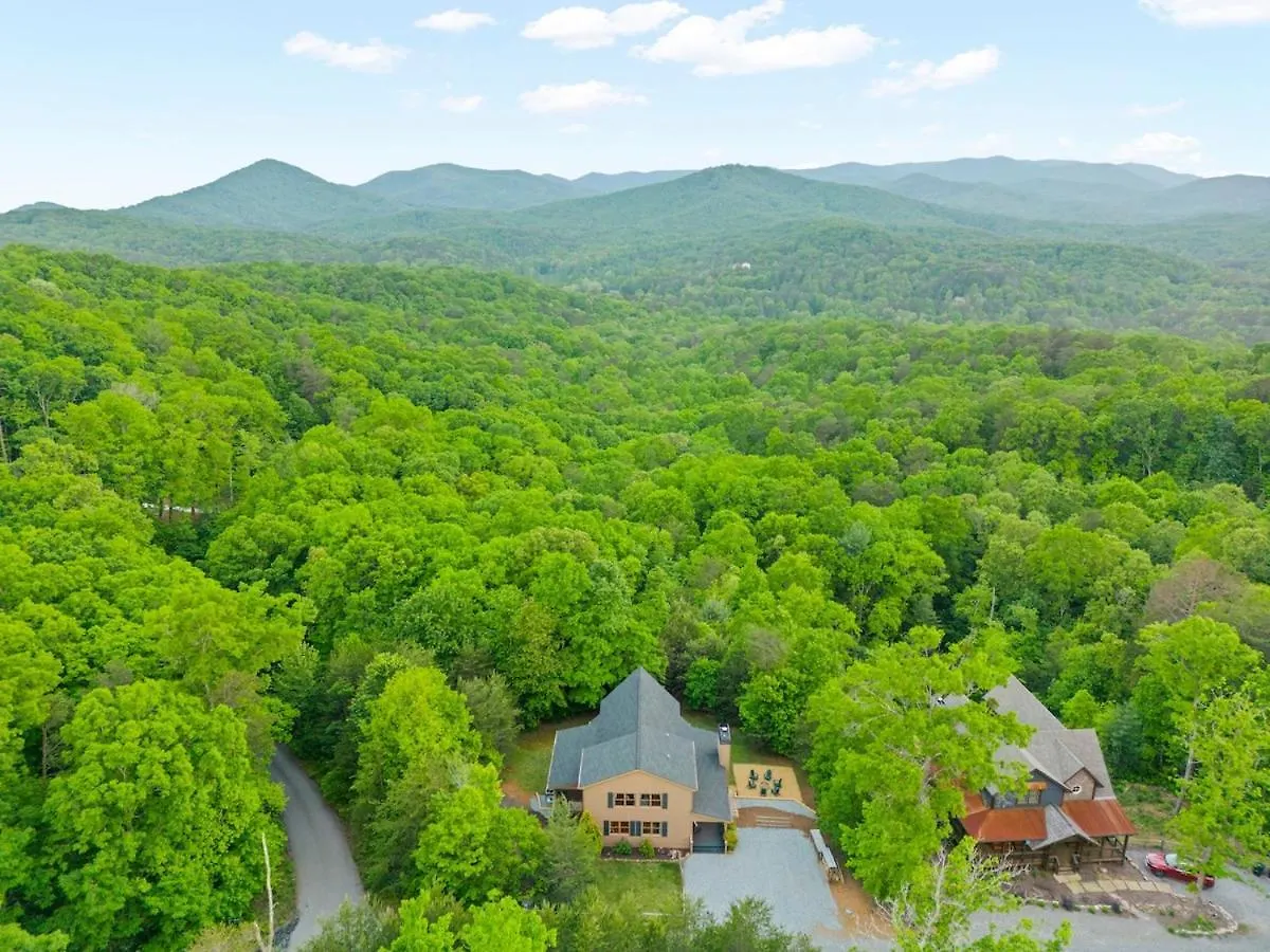 Holiday home Lux 5br W Hot-tub Game & Mountain Views *