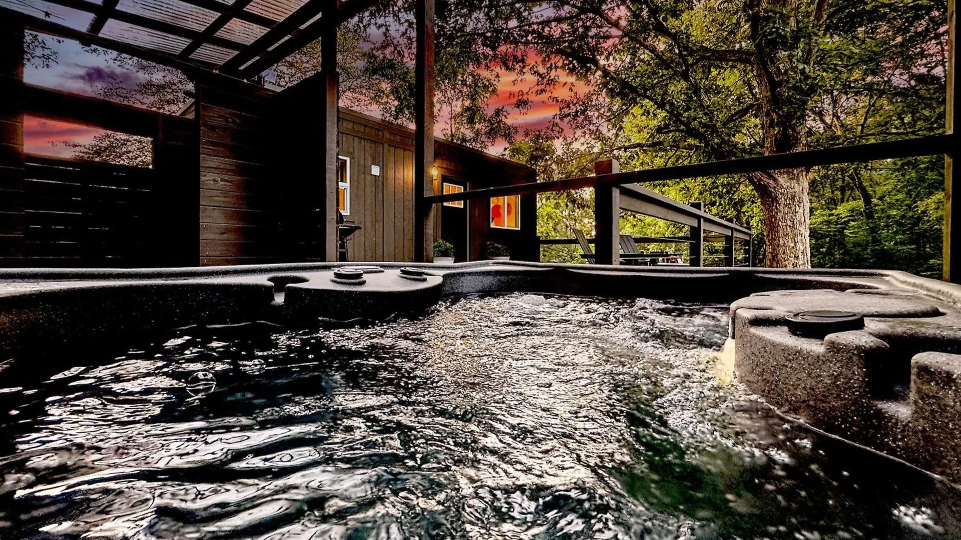 Couples Retreat: King Bed:hot Tub:firepit &