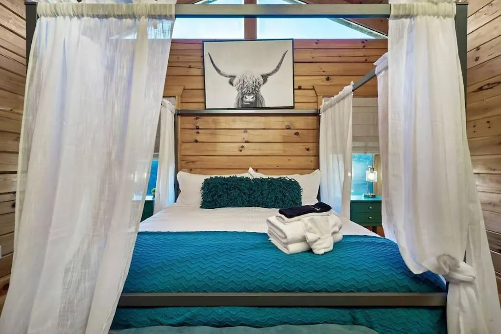 Holiday home Family-friendly Hot Tub, Game Room, Firepit, Near River
