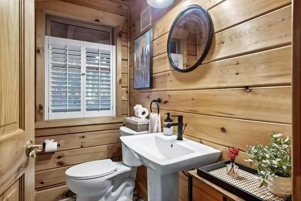 Family-friendly Hot Tub, Game Room, Firepit, Near River Holiday home