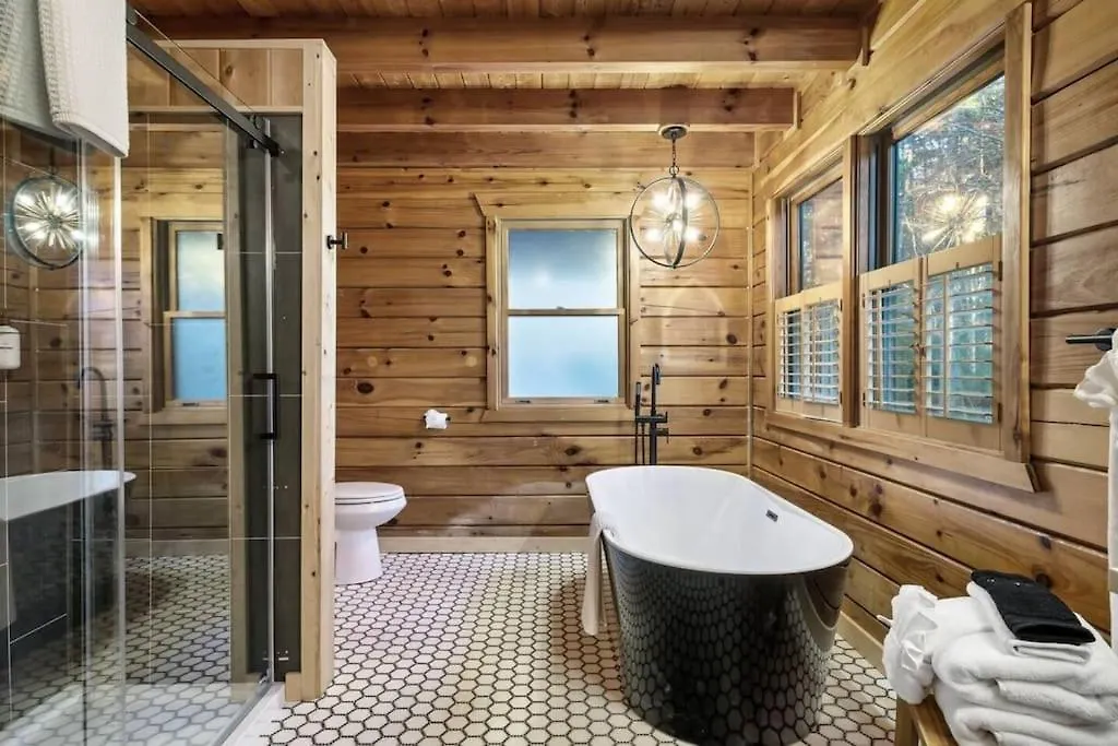 Family-friendly Hot Tub, Game Room, Firepit, Near River Holiday home *