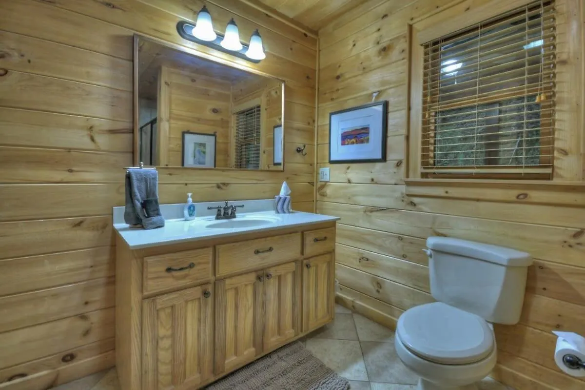 High Camp Retreat W Mtn View Hot Tub Pool Table Holiday home *