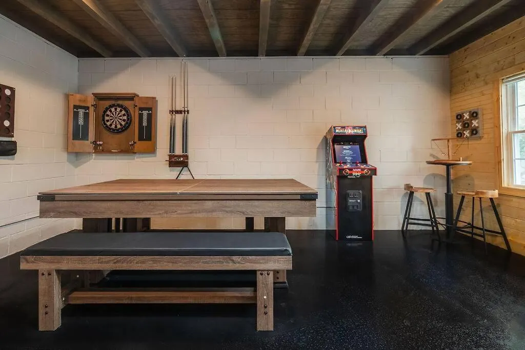 Apartment Modern With Luxury Gym, Firepit + Game Room! *