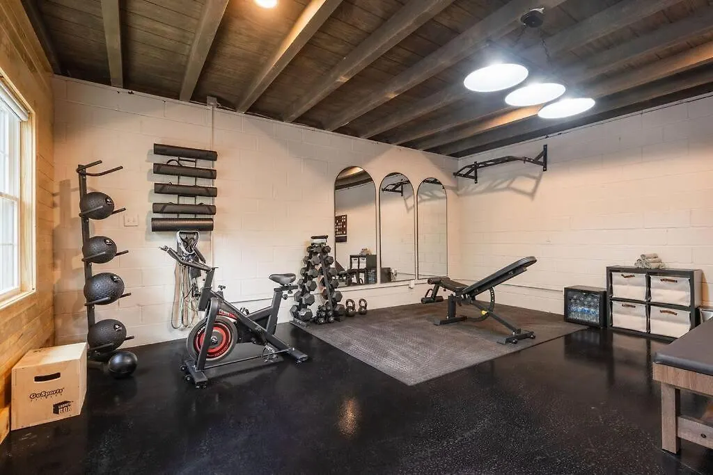 Modern With Luxury Gym, Firepit + Game Room! Blue Ridge