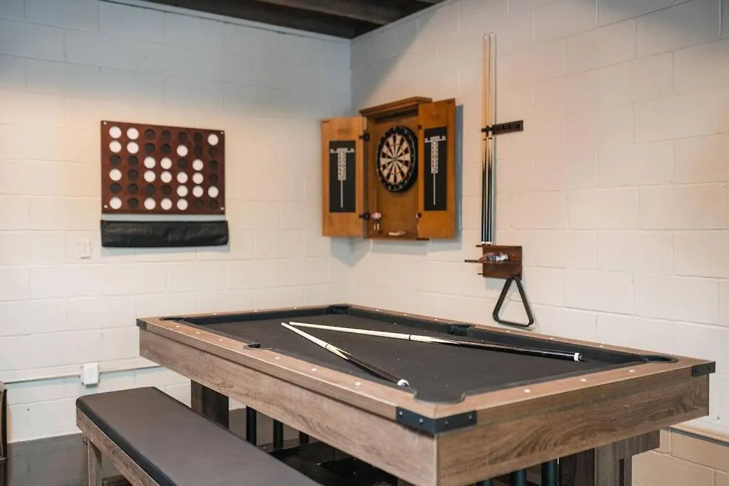 Apartment Modern With Luxury Gym, Firepit + Game Room!