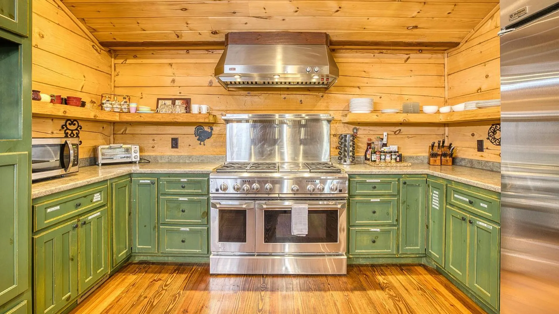 Sky High By Bk Stays. Large Cabin. Amazing Views. Game Room. Jacuzzi. Six Bedrooms. Sleeps 12 *