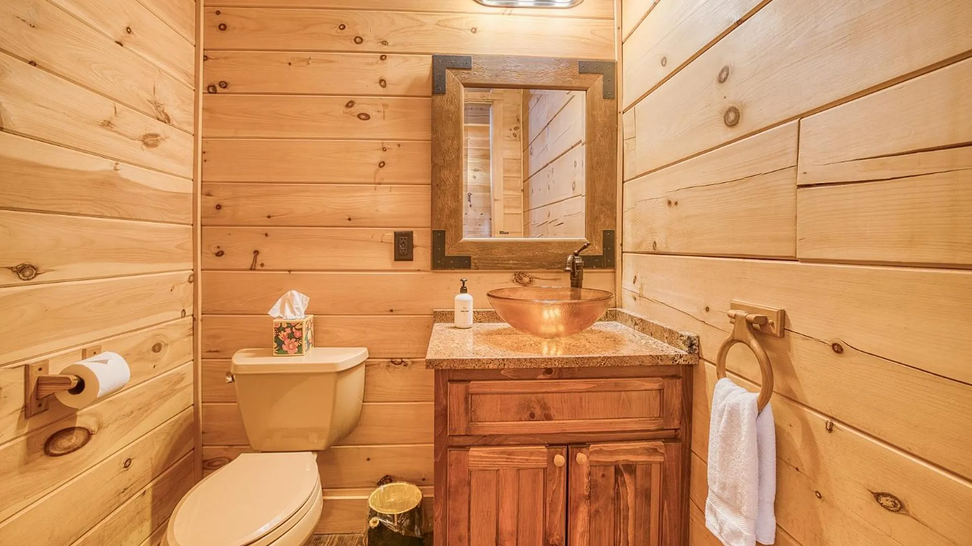 Sky High By Bk Stays. Large Cabin. Amazing Views. Game Room. Jacuzzi. Six Bedrooms. Sleeps 12 Holiday home