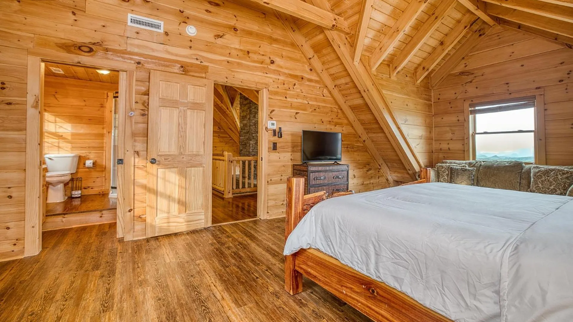 Sky High By Bk Stays. Large Cabin. Amazing Views. Game Room. Jacuzzi. Six Bedrooms. Sleeps 12 Holiday home