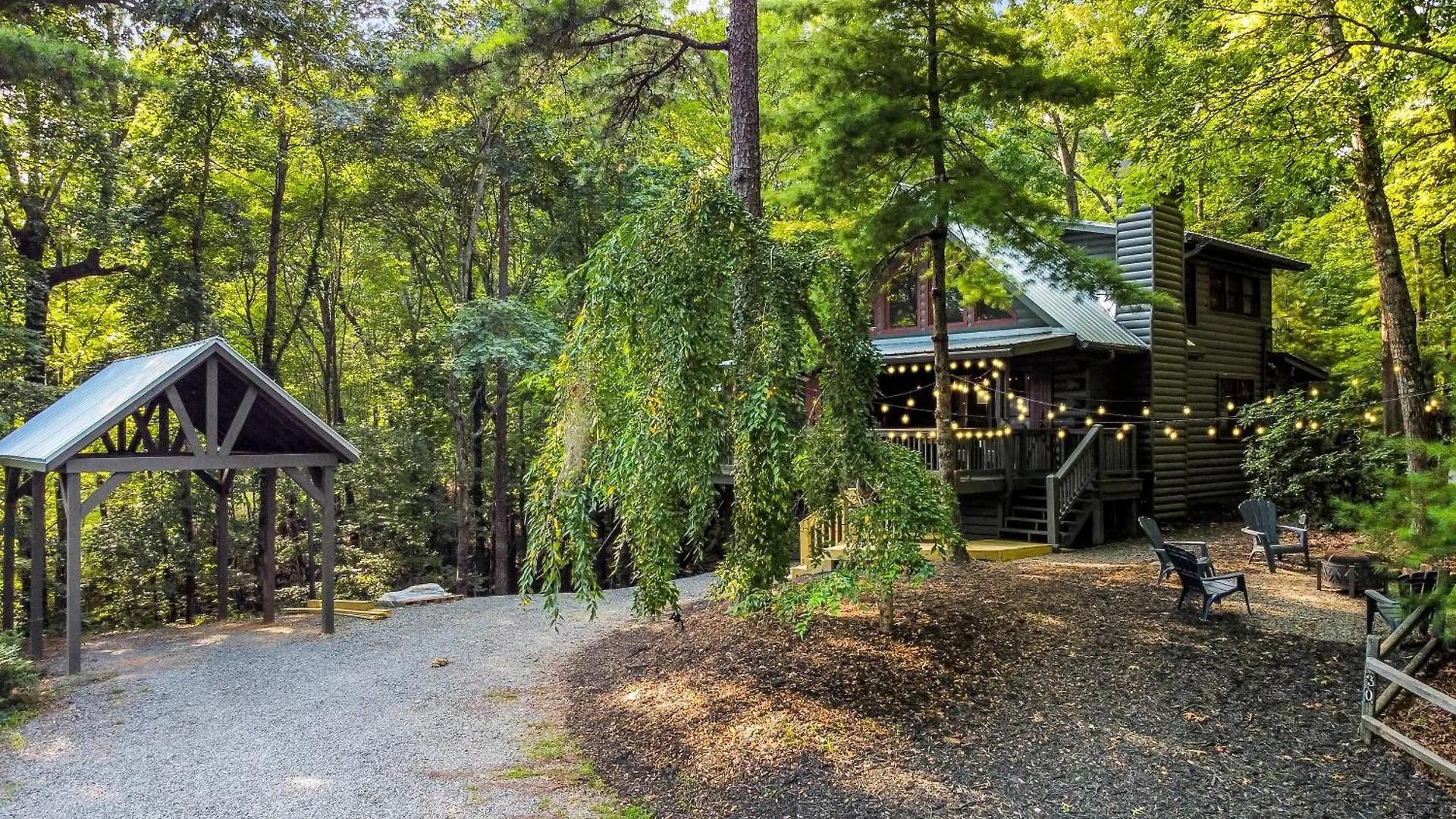 Downward Dog - Hot Tub, Pool Table, Fireplace, Yoga Den Holiday home