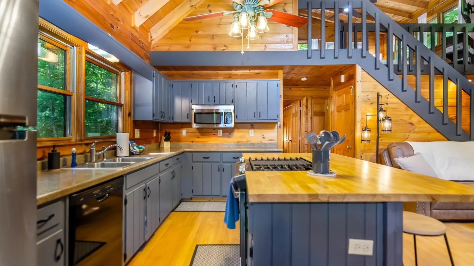 Downward Dog - Hot Tub, Pool Table, Fireplace, Yoga Den Holiday home