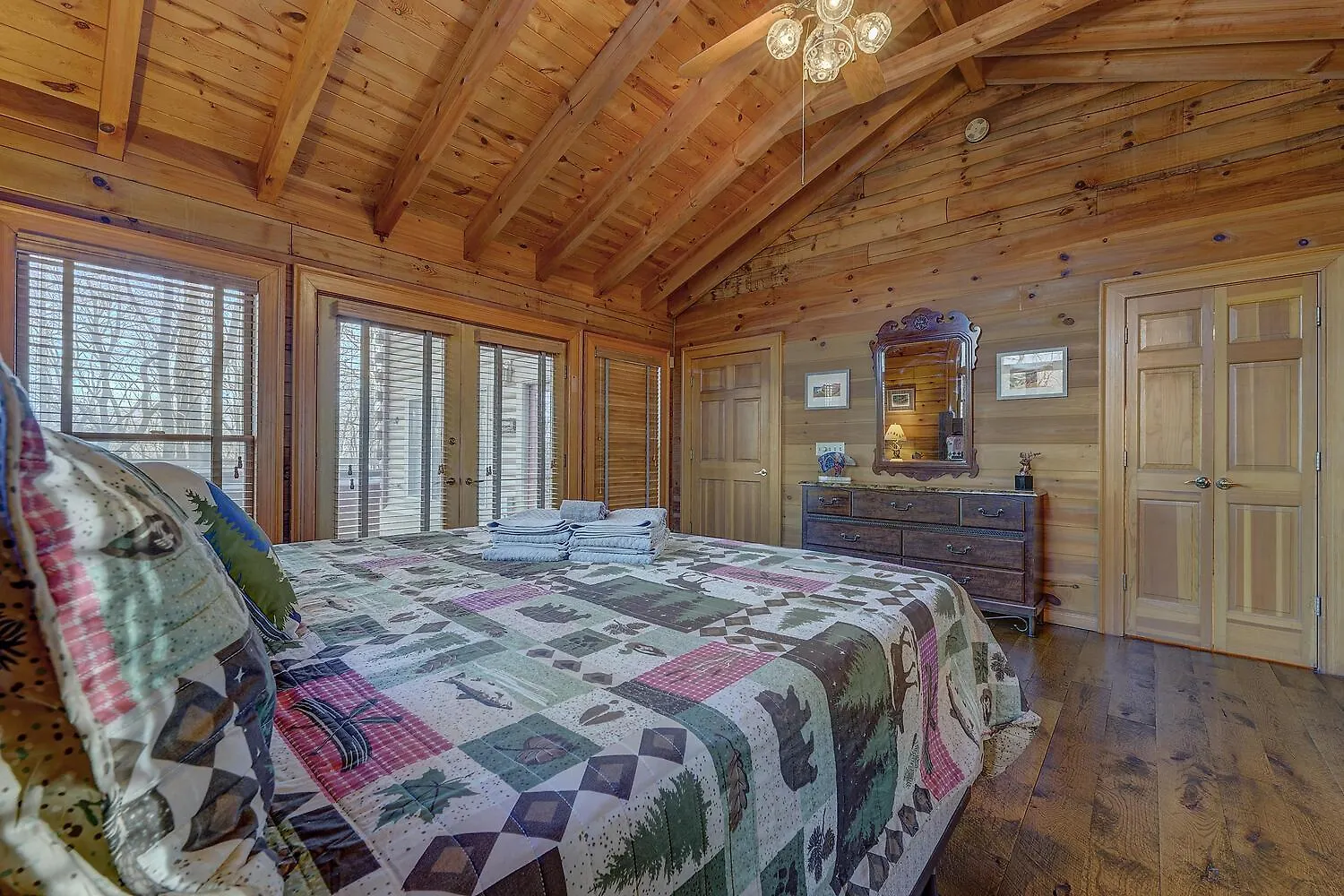 Bliss- Spacious Cabin, Pets, Hot Tub! Holiday home *