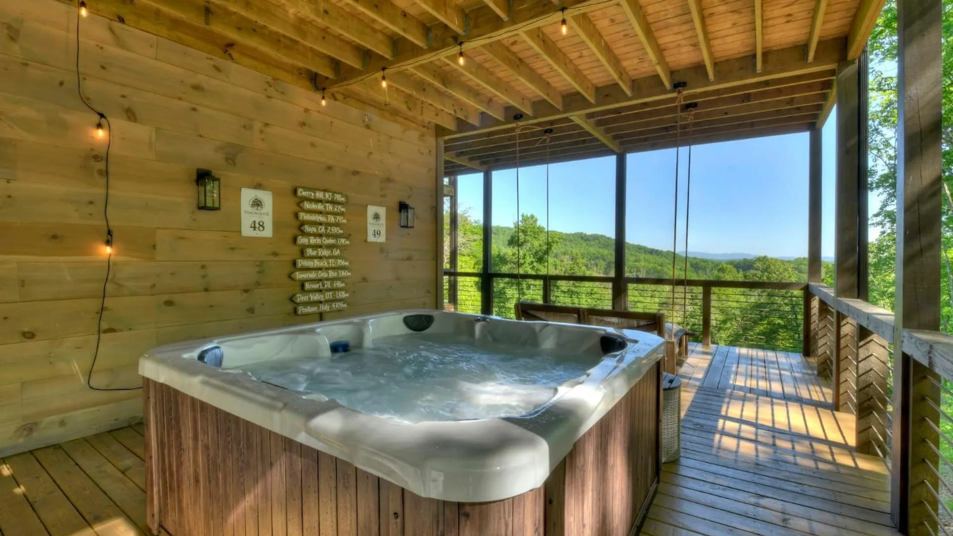 4 Dancing Bears- Mtn Views Hot Tub Custom Design Holiday home *