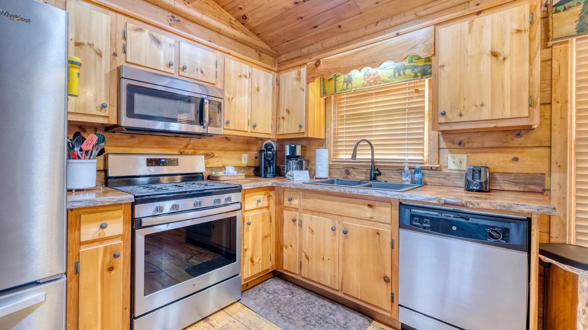 בית נופש Secluded Sunrise Ridge-10 Min From Blue Ridge, King Beds, Hot Tub, 2 Porches, Fireplace Wood Burning, Mountain View, Cozy בלו רידג'