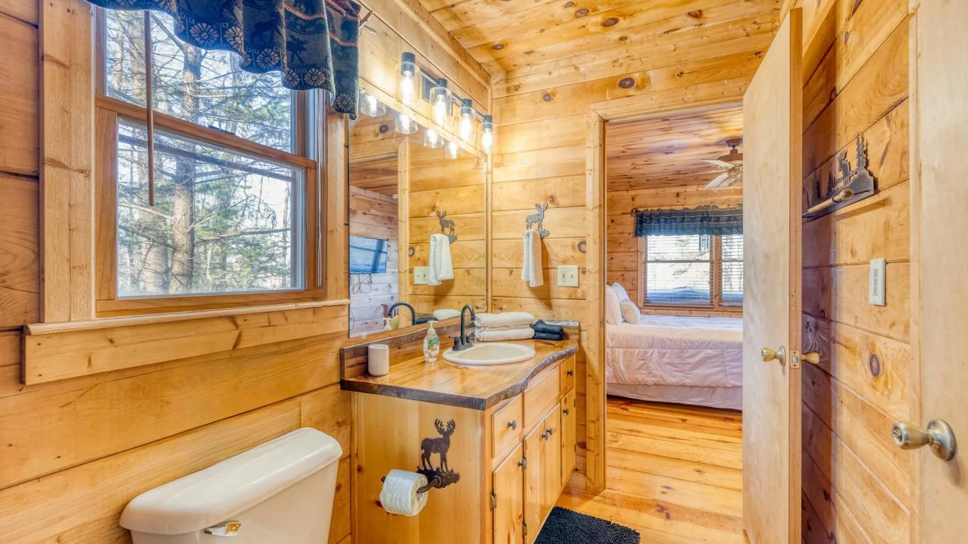 Secluded Sunrise Ridge: Mountain View Retreat With Hot Tub Holiday home