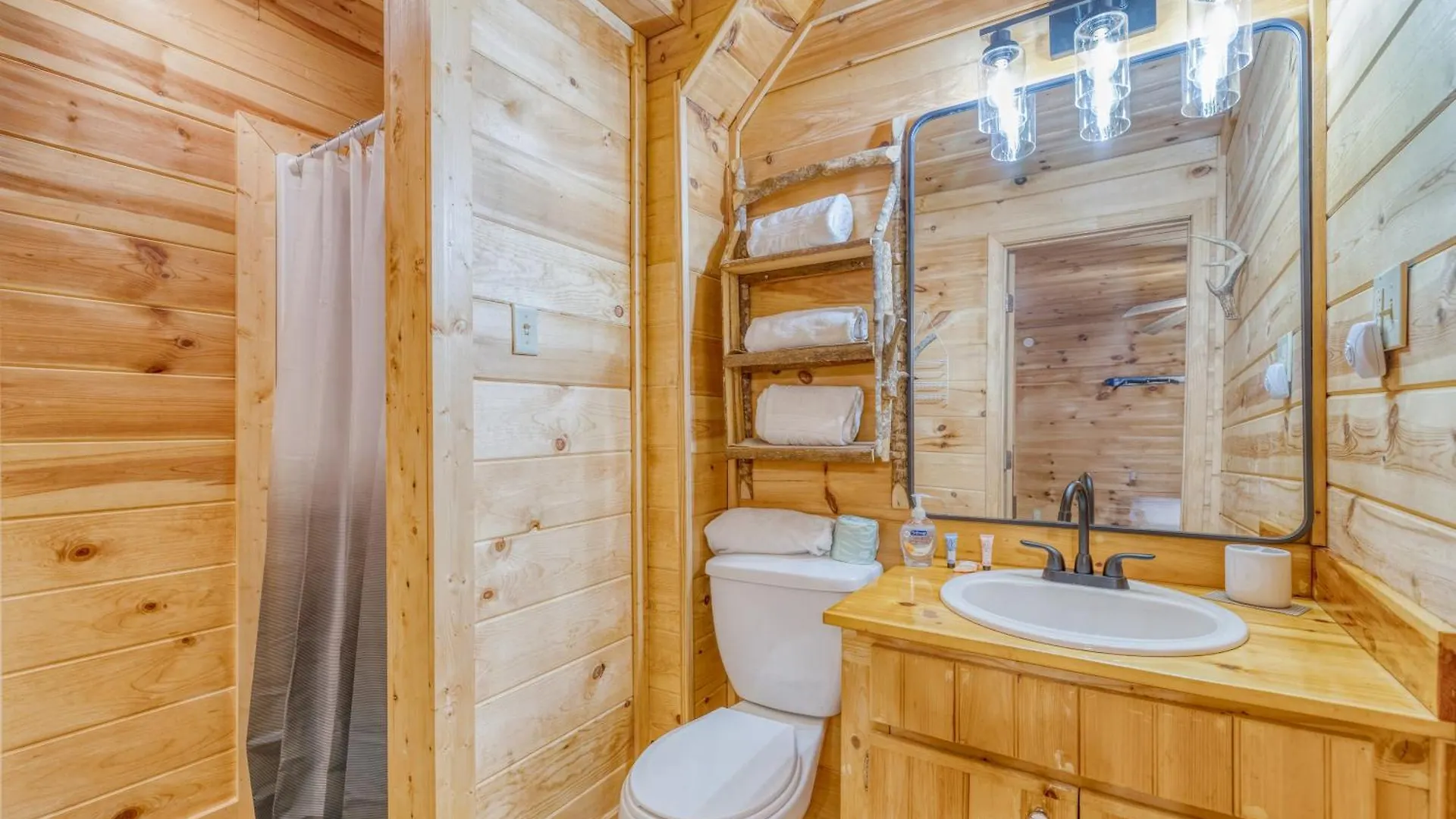 בית נופש Secluded Sunrise Ridge-10 Min From Blue Ridge, King Beds, Hot Tub, 2 Porches, Fireplace Wood Burning, Mountain View, Cozy בלו רידג'