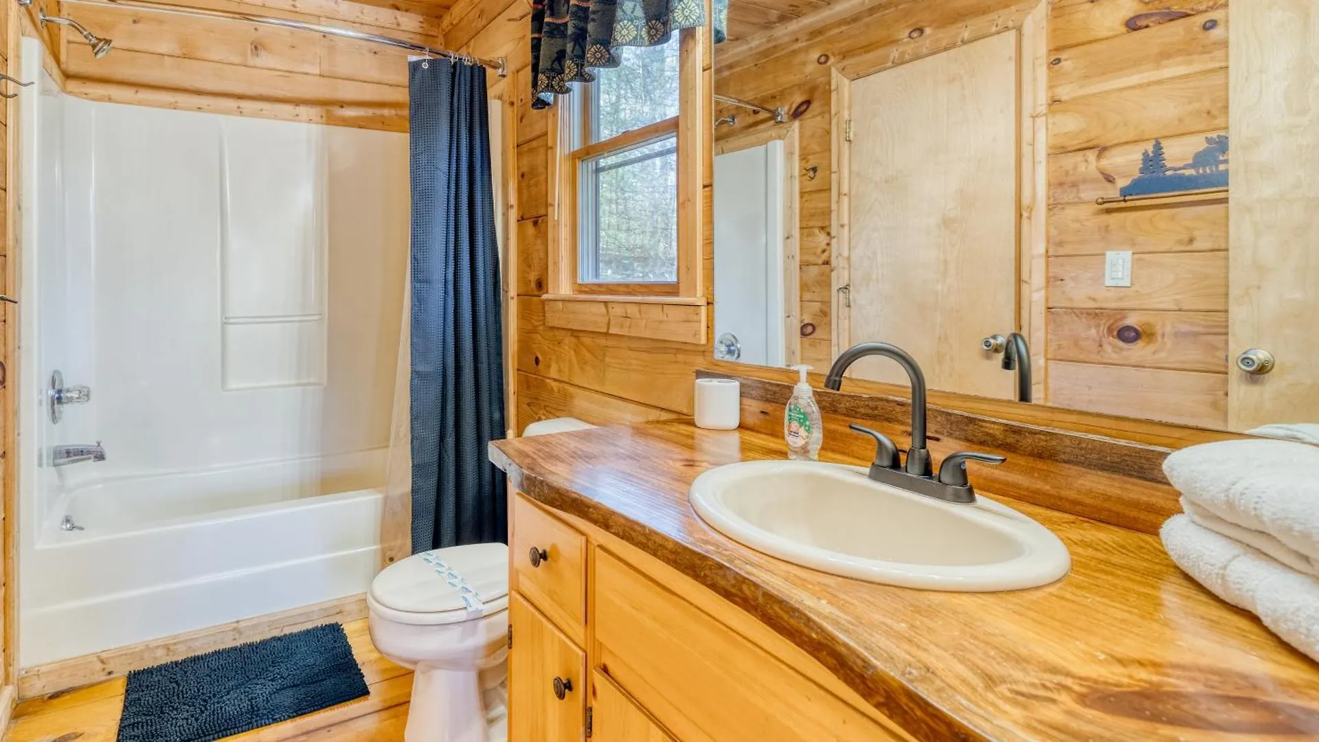Secluded Sunrise Ridge-10 Min From Blue Ridge, King Beds, Hot Tub, 2 Porches, Fireplace Wood Burning, Mountain View, Cozy בית נופש