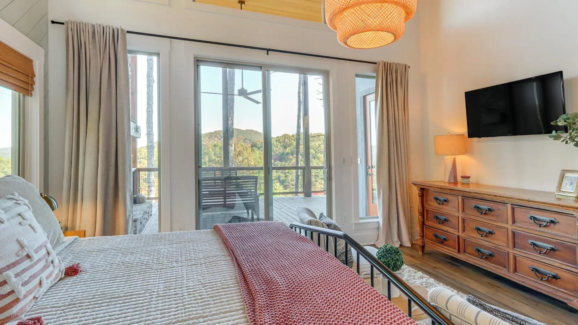Modern Mtn With Deck And Views In Blue Ridge! Holiday home