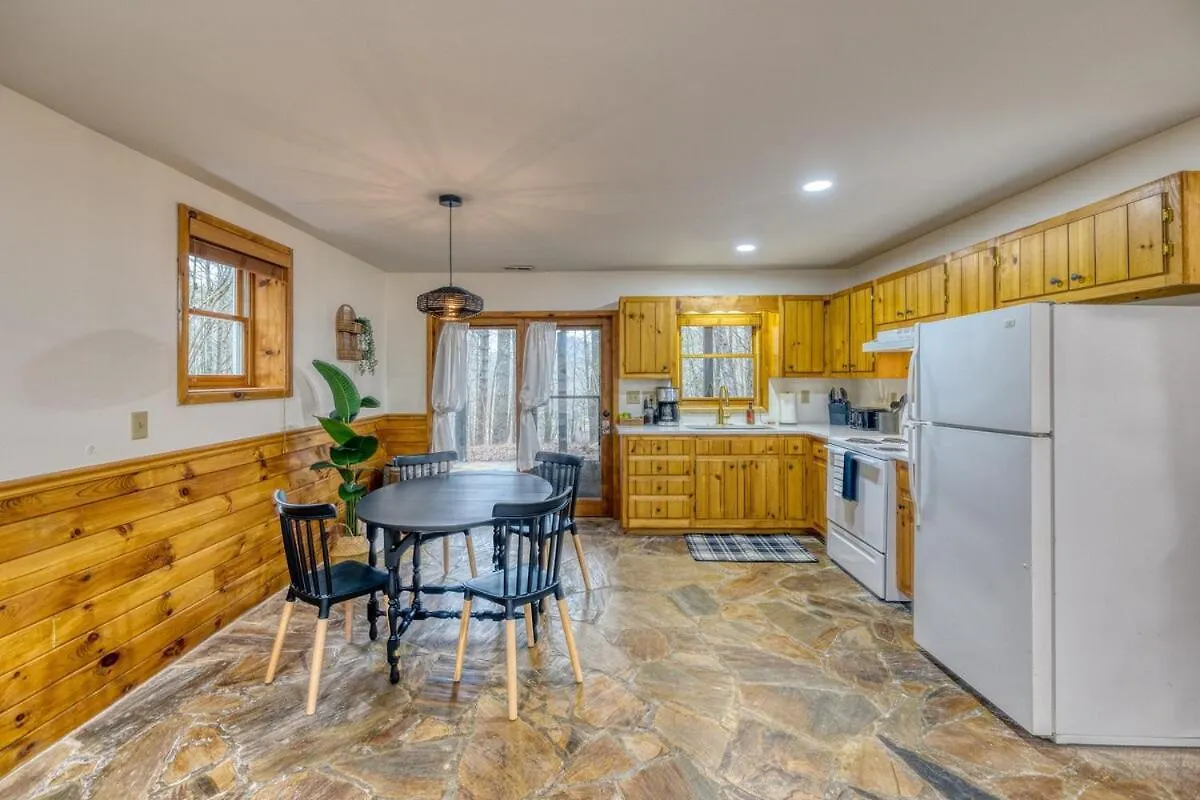Cozy With Hot Tub, Grill, Fire Pit & Game Holiday home