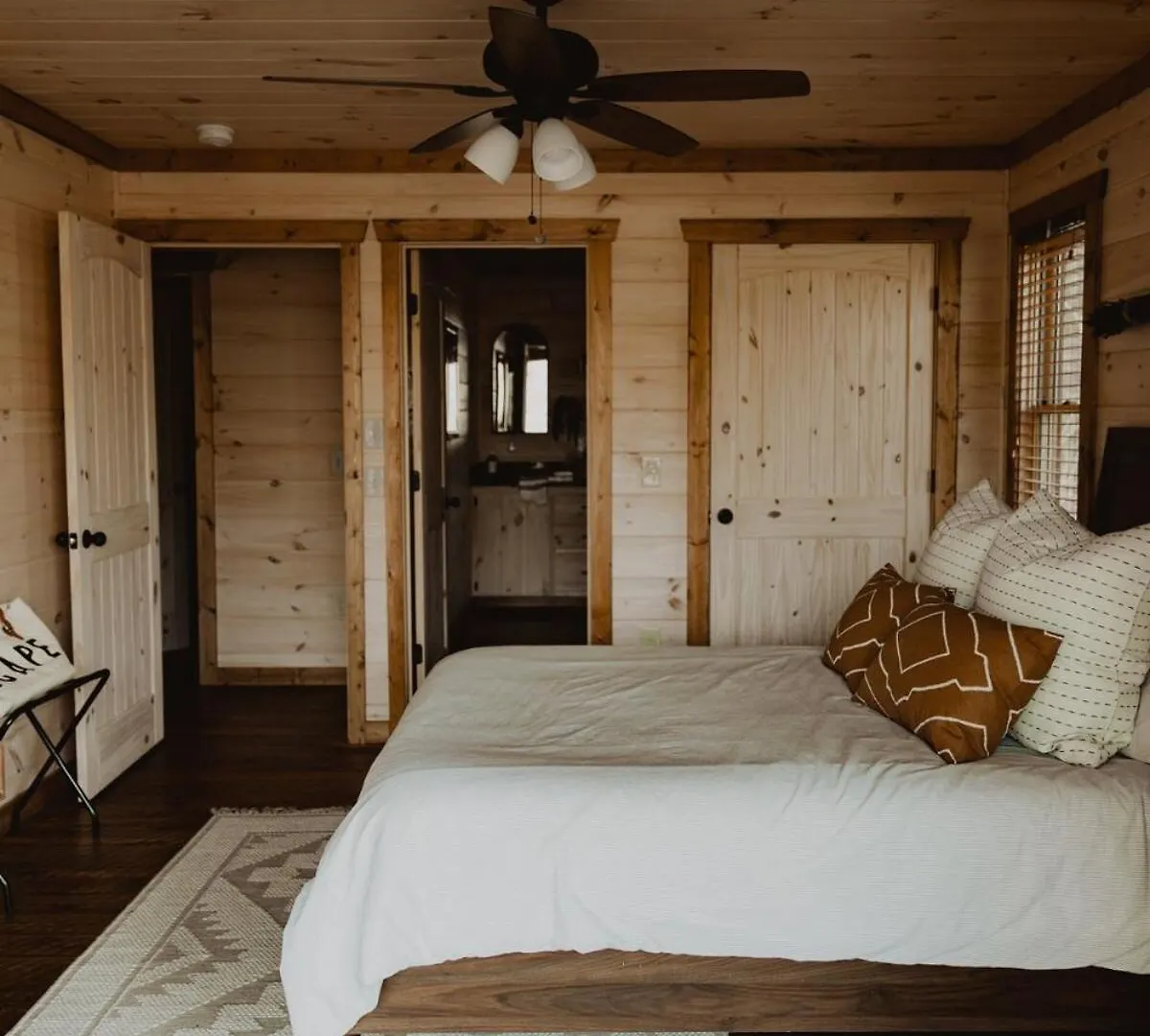 Blackberry Cabin, A Cozy Modern *