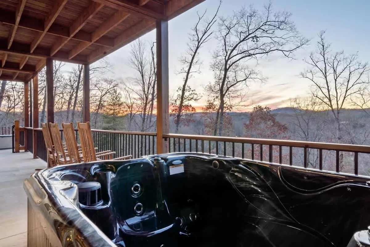 Gorgeous Views Spacious Retreat With Holiday home