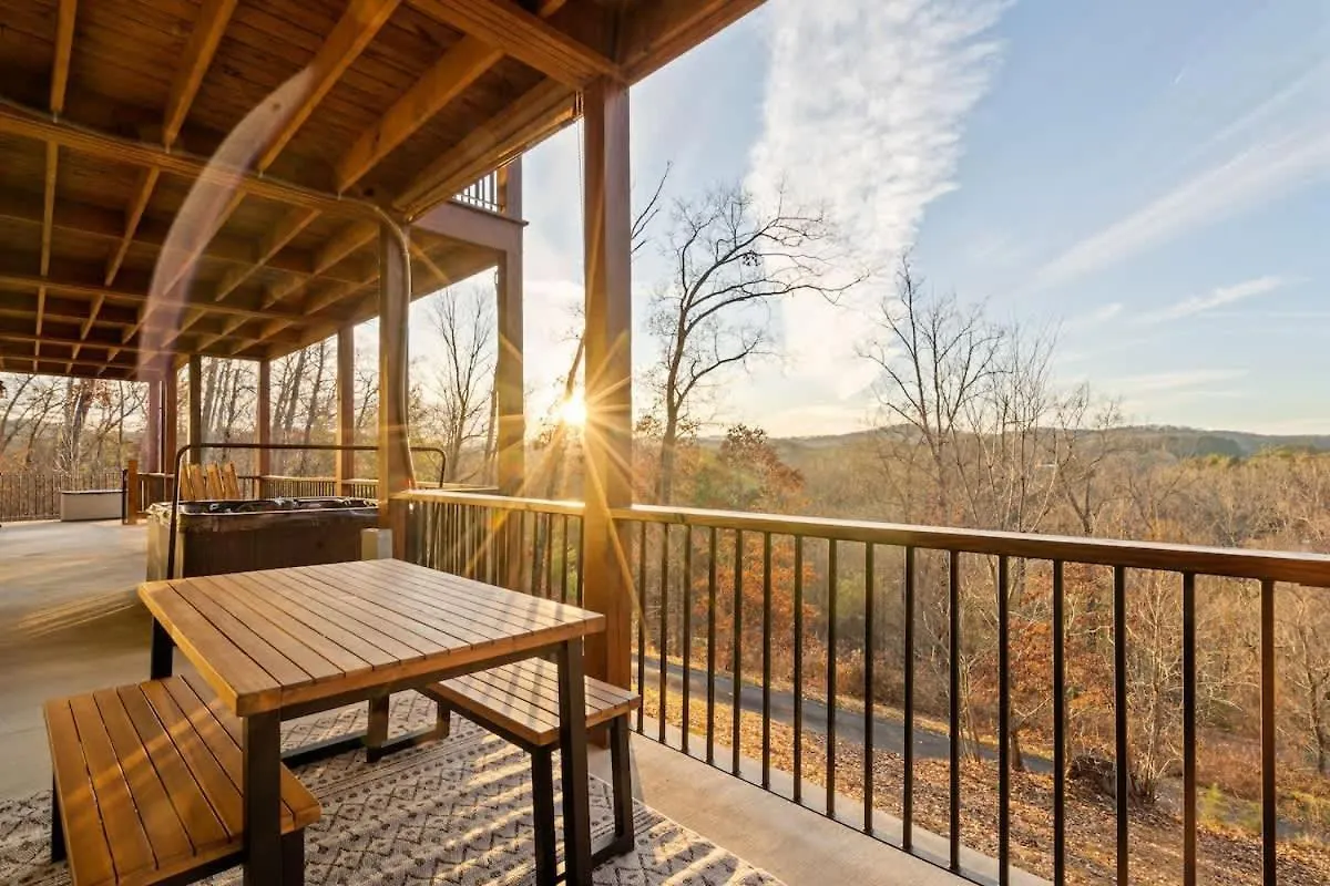 Gorgeous Views Spacious Retreat With Holiday home *