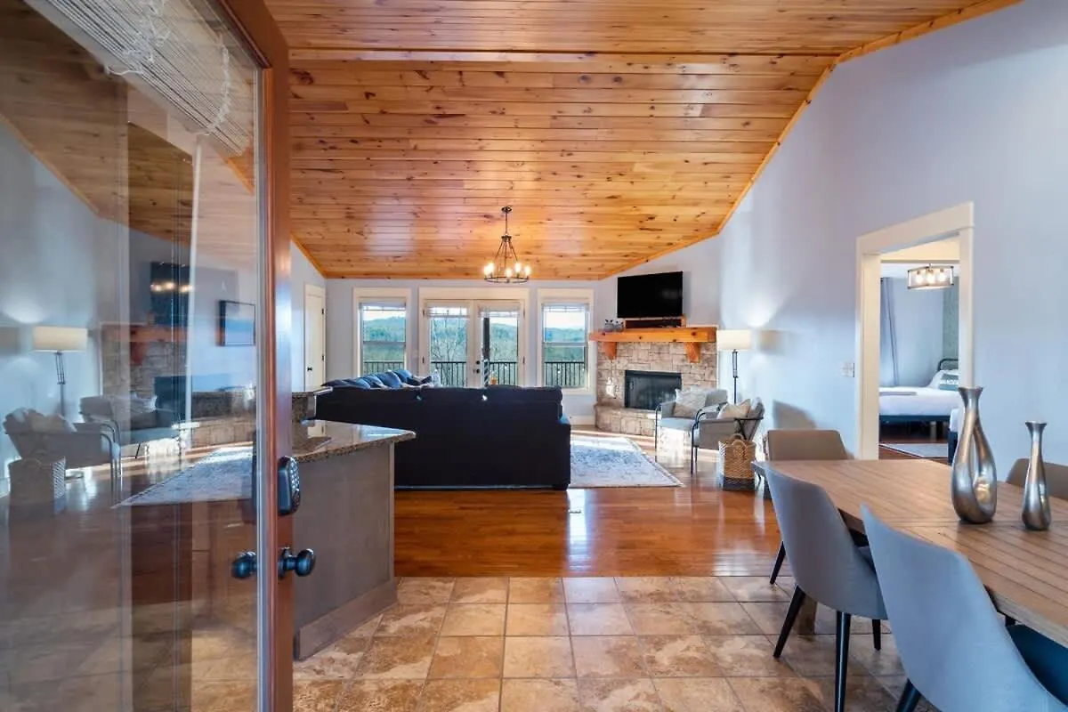 Gorgeous Views Spacious Retreat With Holiday home