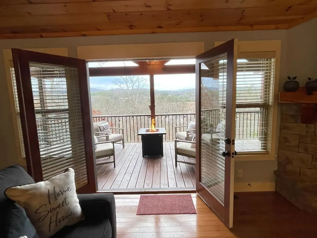 Gorgeous Views Spacious Retreat With Holiday home *