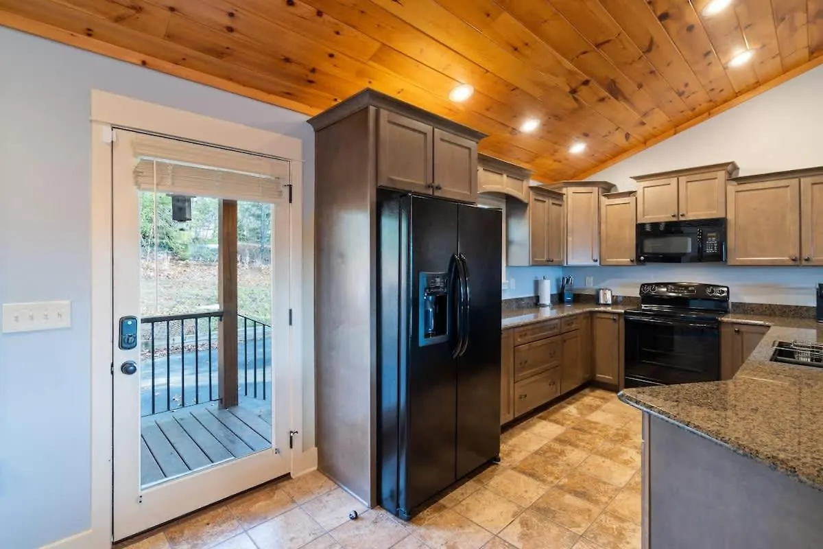 Gorgeous Views Spacious Retreat With Blue Ridge