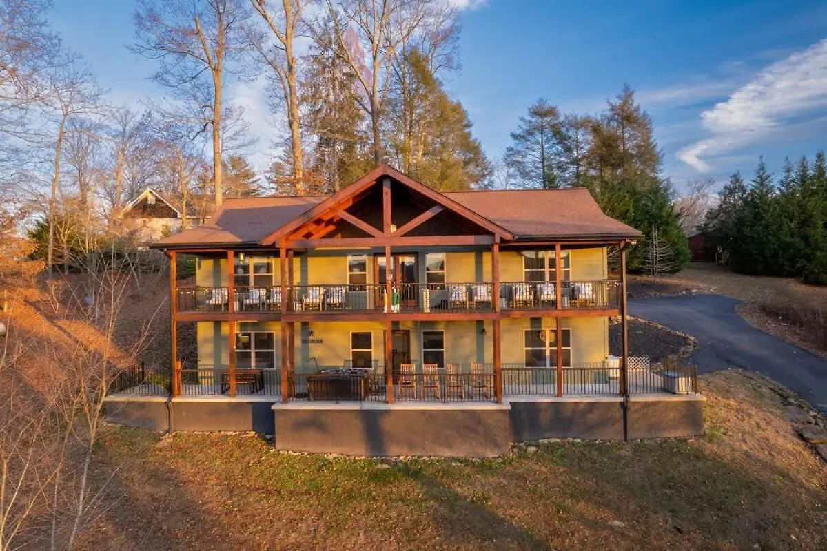 Gorgeous Views Spacious Retreat With Blue Ridge