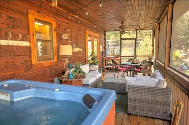 Eagles Landing - Family Friendly Mountain - Private Hot Tub, Game Room, Screened Decks, Outdoor Fire Pit - Blue Ridge, Ga