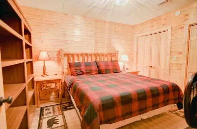 Eagles Landing - Family Friendly Mountain - Private Hot Tub, Game Room, Screened Decks, Outdoor Fire Pit - Blue Ridge, Ga