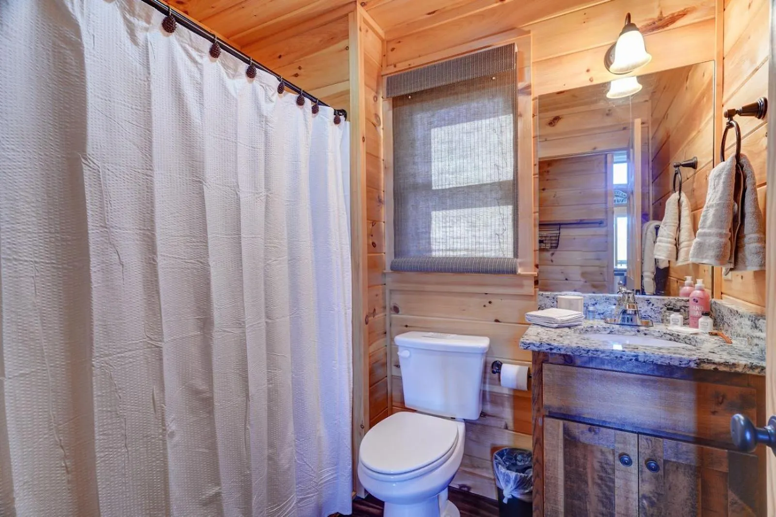 Villa Firepit Chats Hot Tub Dips Cozy Eves By The Fireplace Serene Wooded Surroundings - Rosiey