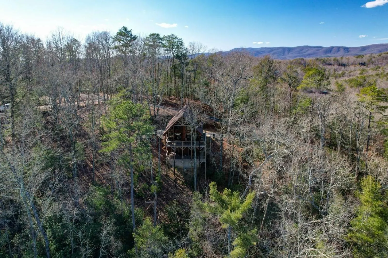 Firepit Chats Hot Tub Dips Cozy Eves By The Fireplace Serene Wooded Surroundings - Rosiey Villa