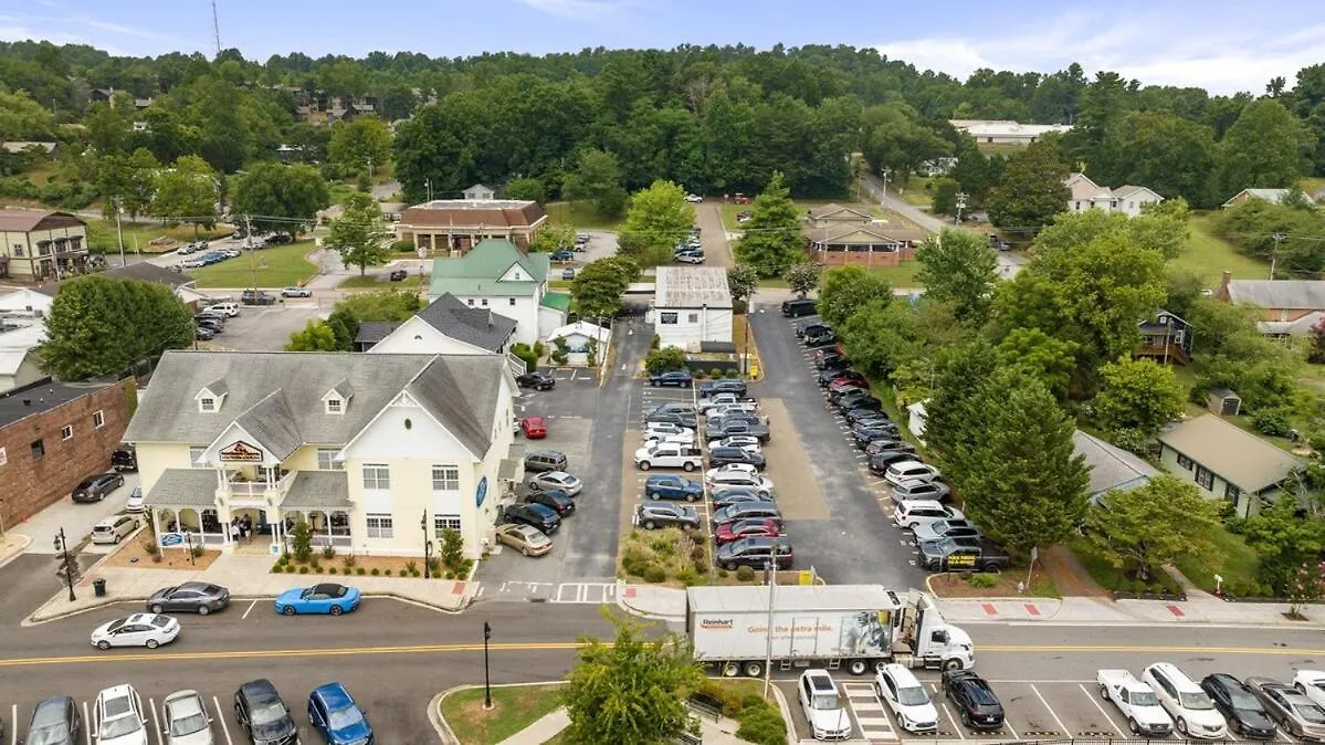 Southern Charm Suites! Apartment
