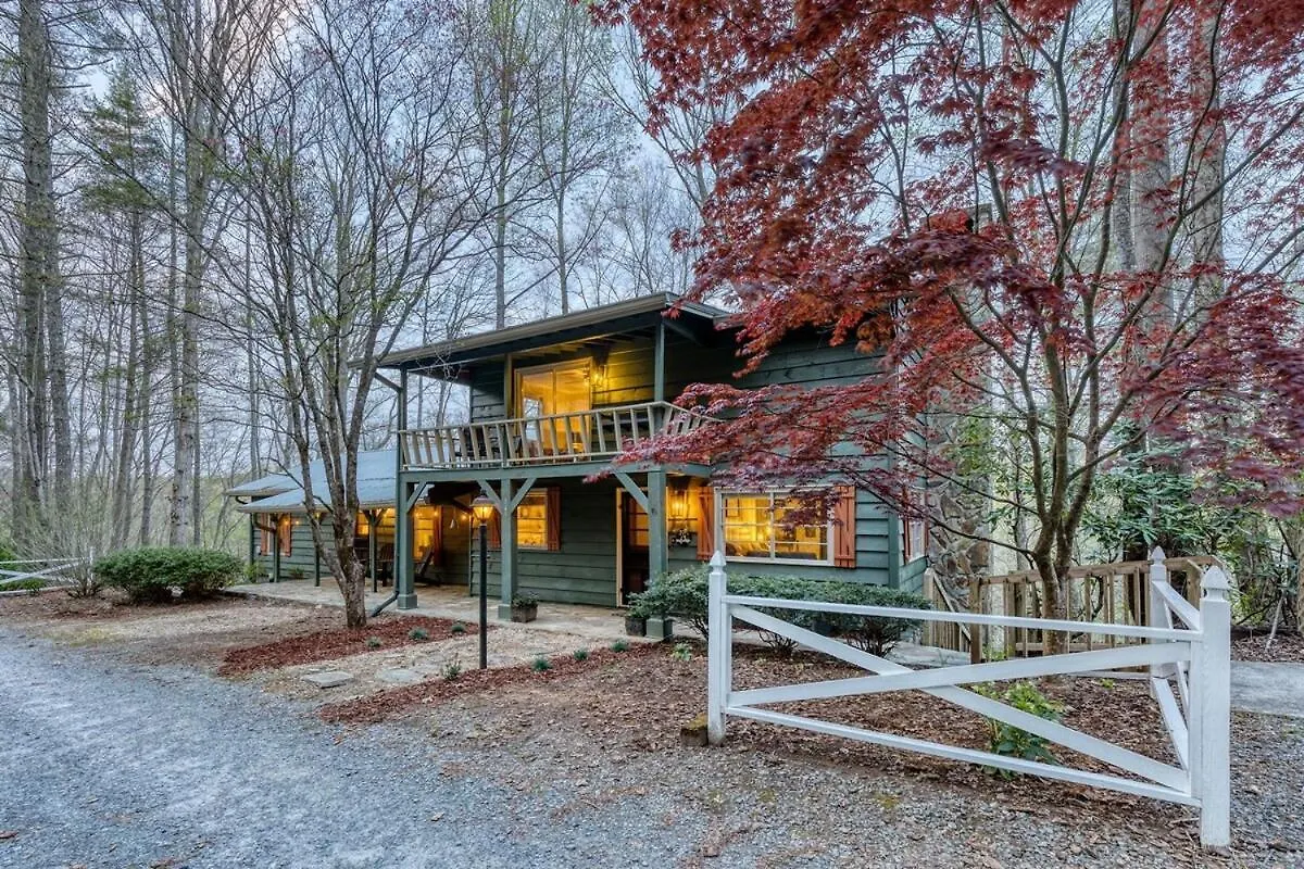 The Legend Of Aska- Cabin, River & Mtn Views, Hot Tub, Game Holiday home *