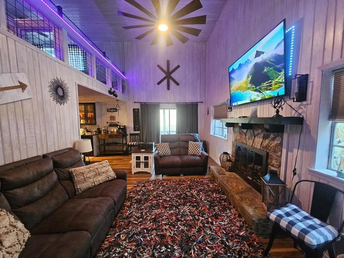 Holiday home The Legend Of Aska- Cabin, River & Mtn Views, Hot Tub, Game