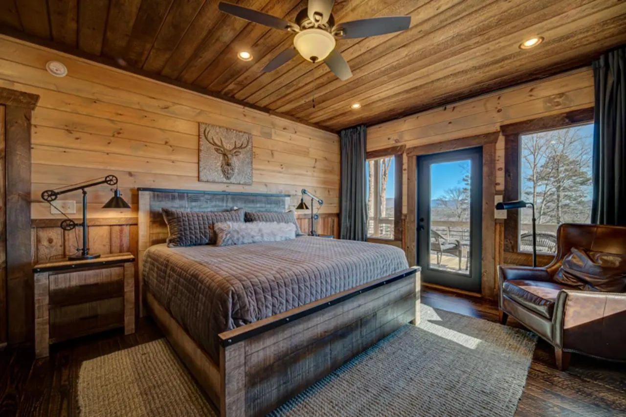 Holiday home Falcons Lair *