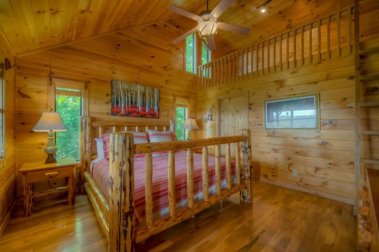 Treetops- Pet Friendly Master On Main 5 Minutes From Downtown Holiday home
