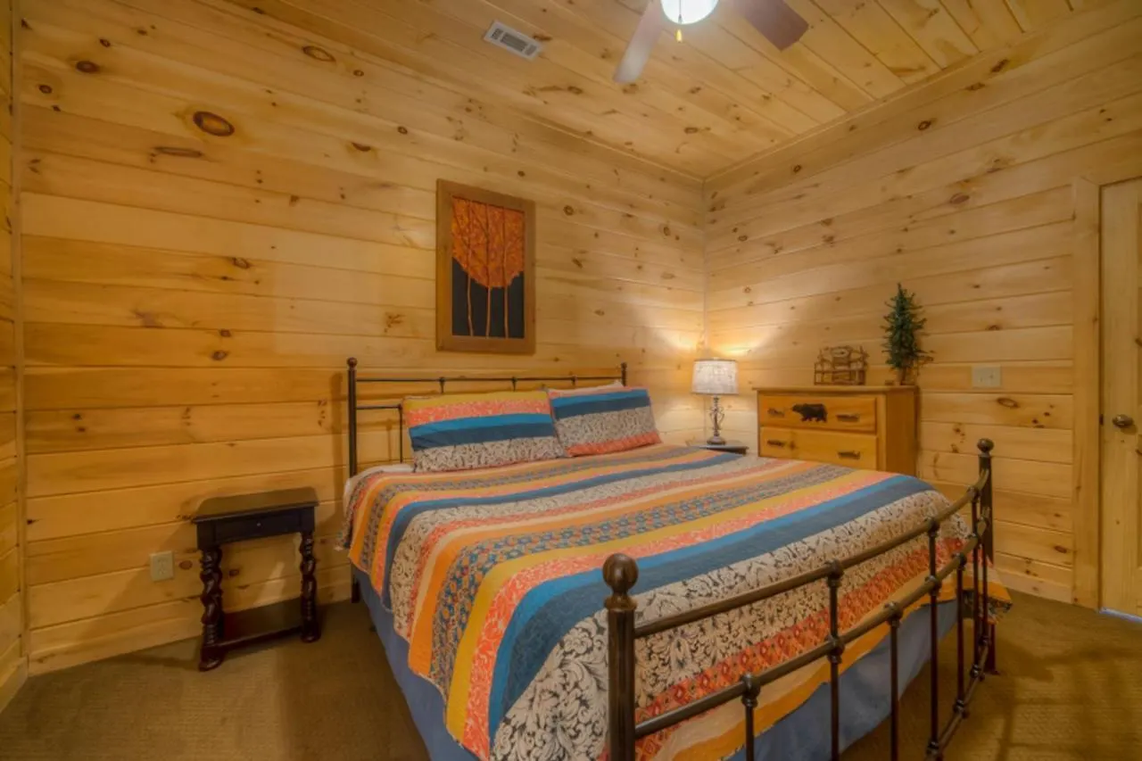 Treetops- Pet Friendly Master On Main 5 Minutes From Downtown Holiday home