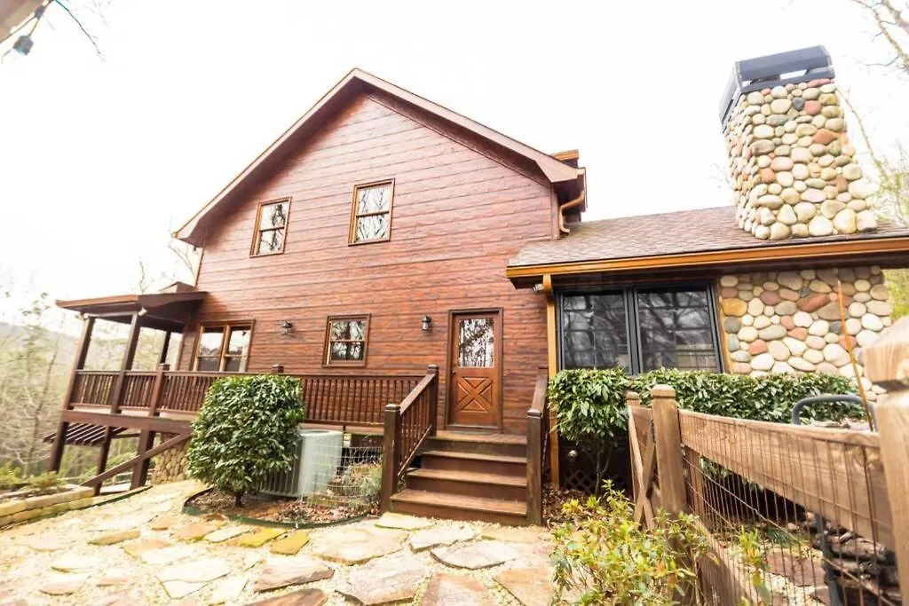 Christmas Lodge-secluded Near Downtown Holiday home *