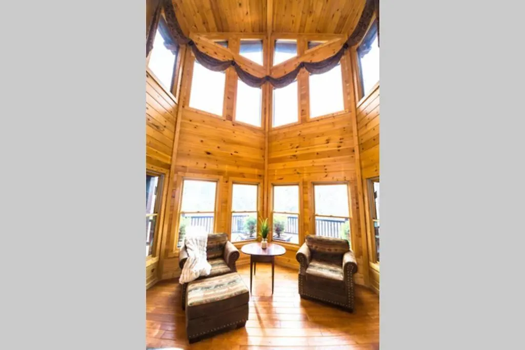 Christmas Lodge-secluded Near Downtown Holiday home Blue Ridge