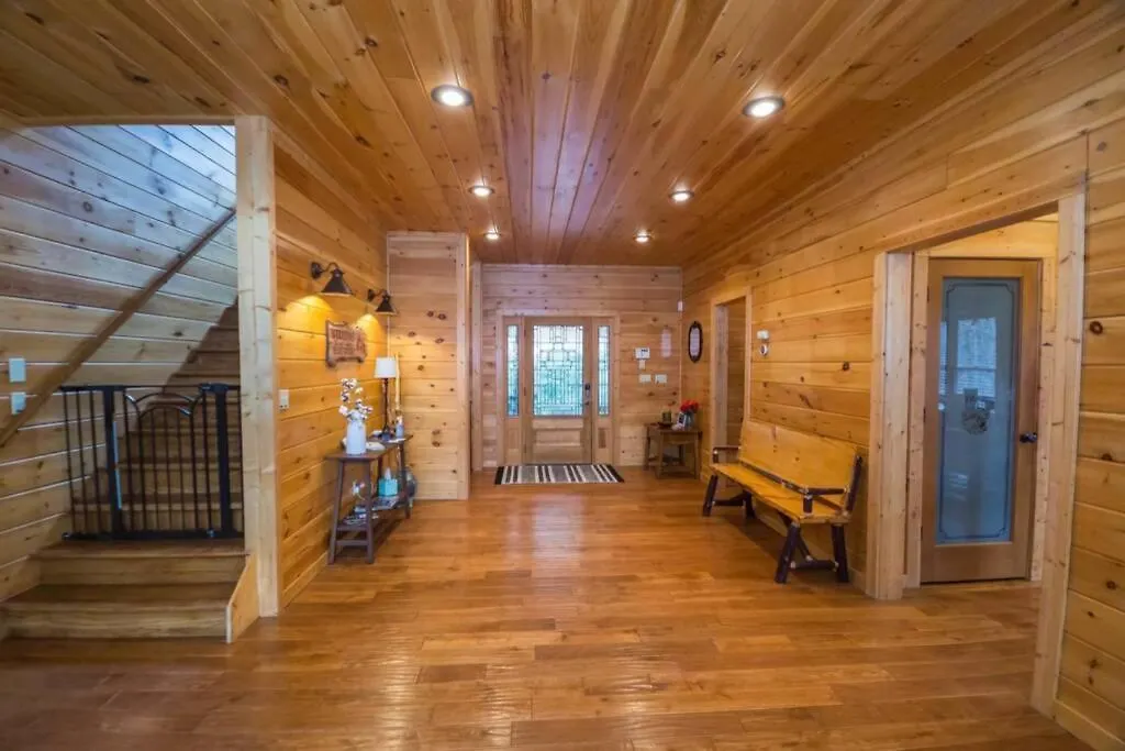 Holiday home Christmas Lodge-secluded Near Downtown *