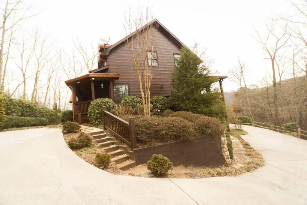 Christmas Lodge-secluded Near Downtown Holiday home *