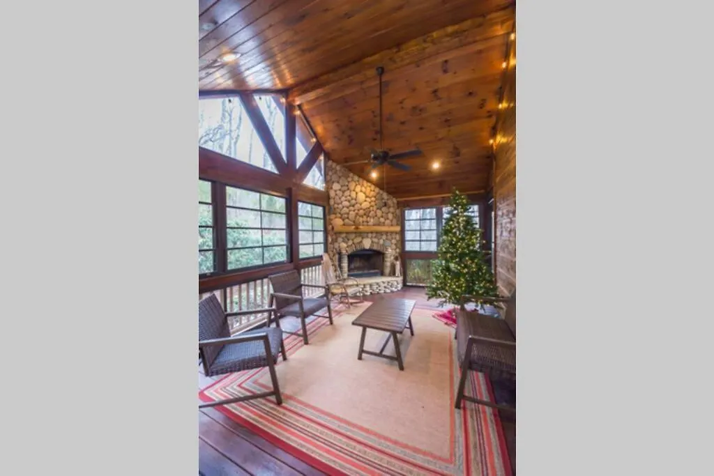 Holiday home Christmas Lodge-secluded Near Downtown Blue Ridge