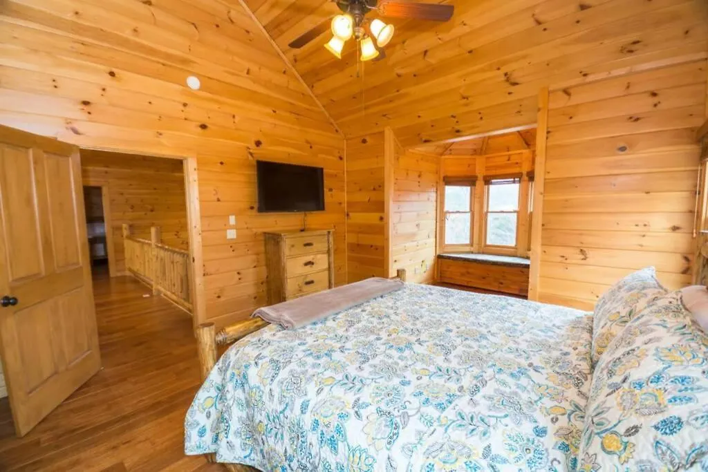 Holiday home Christmas Lodge-secluded Near Downtown Blue Ridge