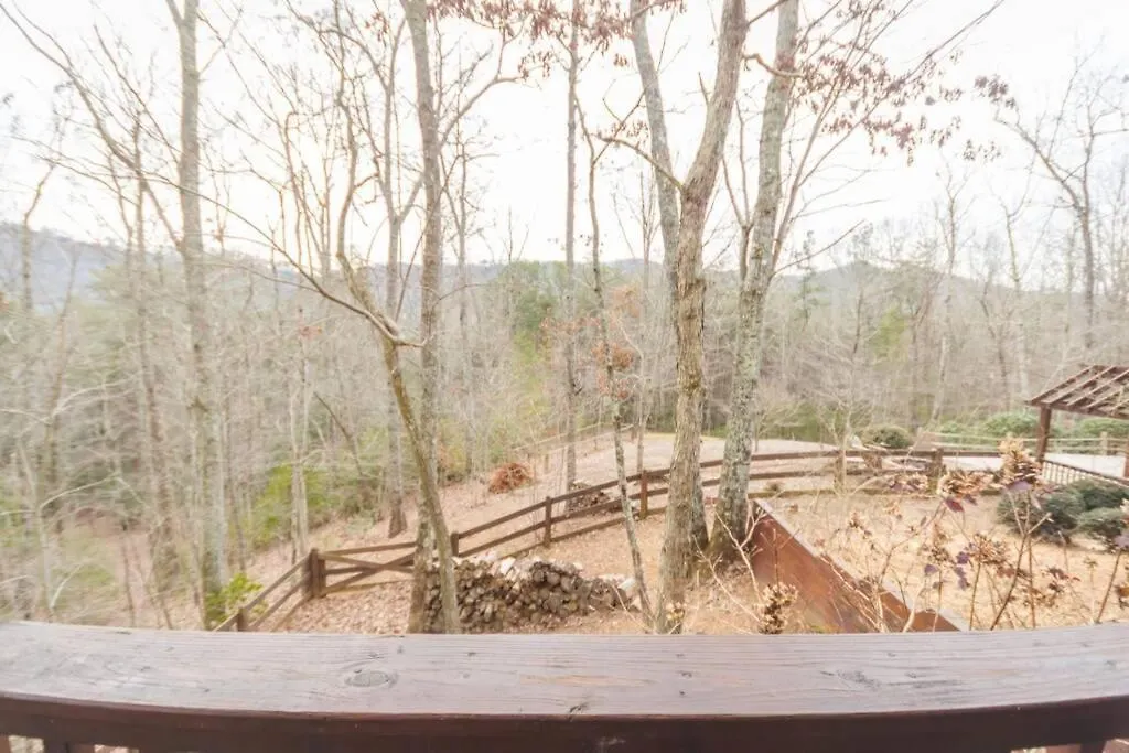 Christmas Lodge-secluded Near Downtown Holiday home *
