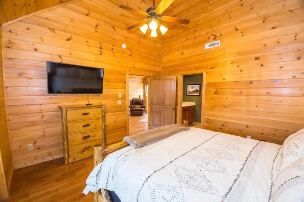 Christmas Lodge-secluded Near Downtown * Blue Ridge